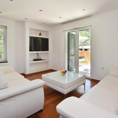 Cozy In With Outdoor Swimming Pool *